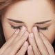 Olho lacrimejando: 6 causas comuns e o que fazer