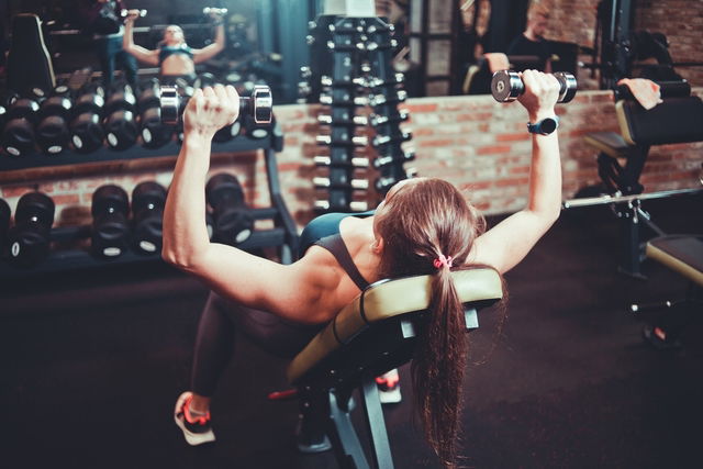 Supino declinado com barra  Exercicios para o peito, Exercícios