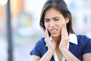 Illustrative image of the article Jaw Cramp: Symptoms, Causes & How to Relieve