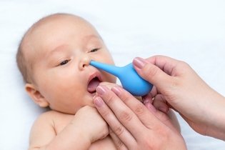 ¿Cómo descongestionar la nariz de un bebé? 5 estrategias