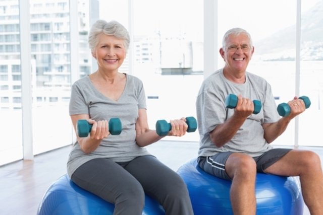5 exercícios para idosos fazerem em casa