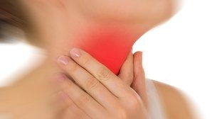Como curar a garganta inflamada: opções naturais e remédios