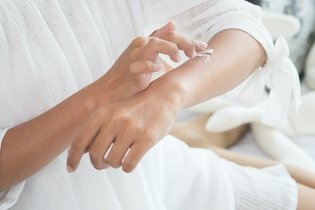 Imagen ilustrativa del artículo Pomadas y cremas para la comezón en la piel (prurito)