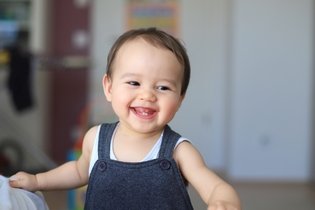 Imagem ilustrativa do artigo Quando nascem os primeiros dentinhos do bebê?