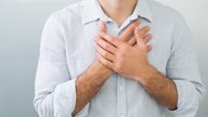 Dor no lado direito do peito: 7 causas comuns (e o que fazer)