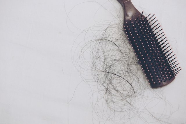 8 أسباب رئيسية لتساقط الشعر وماذا تفعل