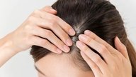 Caroço na cabeça: 9 principais causas (e o que fazer)