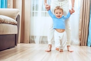 Imagem ilustrativa do artigo 5 brincadeiras para estimular o bebê a andar sozinho