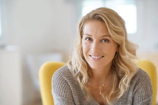 Imagem ilustrativa do artigo Como vencer a queda de cabelo na menopausa