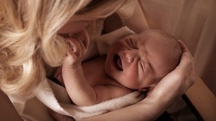 Como ajudar o bebê a parar de chorar  imagem de destaque