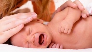 Como ajudar o bebê a parar de chorar  imagem de destaque